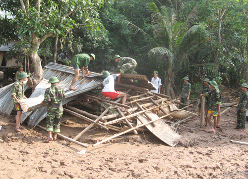 Cả nước chung tay giúp đỡ nhân dân vùng bão lũ miền Trung - ảnh 1